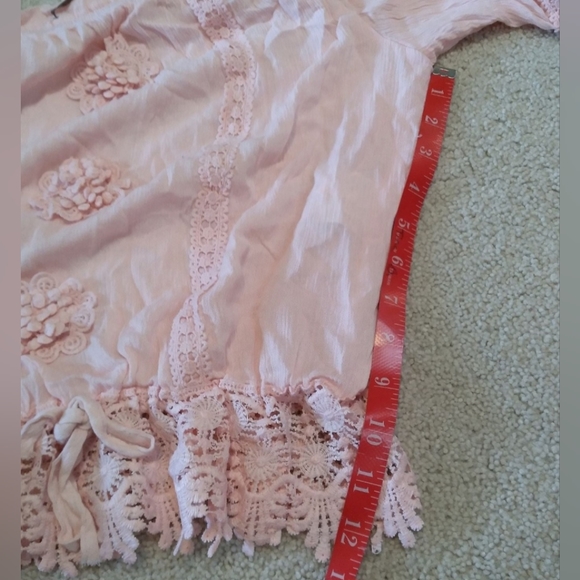 Perspective Super cute top! Light blush pink color with ruffles & crochet lace - Picture 6 of 8